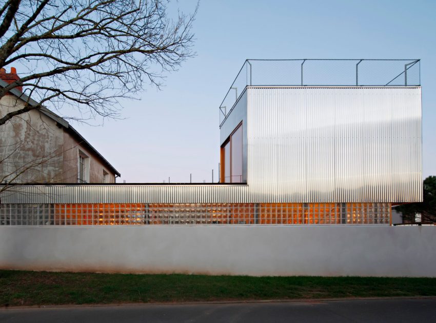An Elegant and Beautiful House with Metal Walls and a Sloping Roof Terrace in Nantes by Mabire Reich Architects (31)