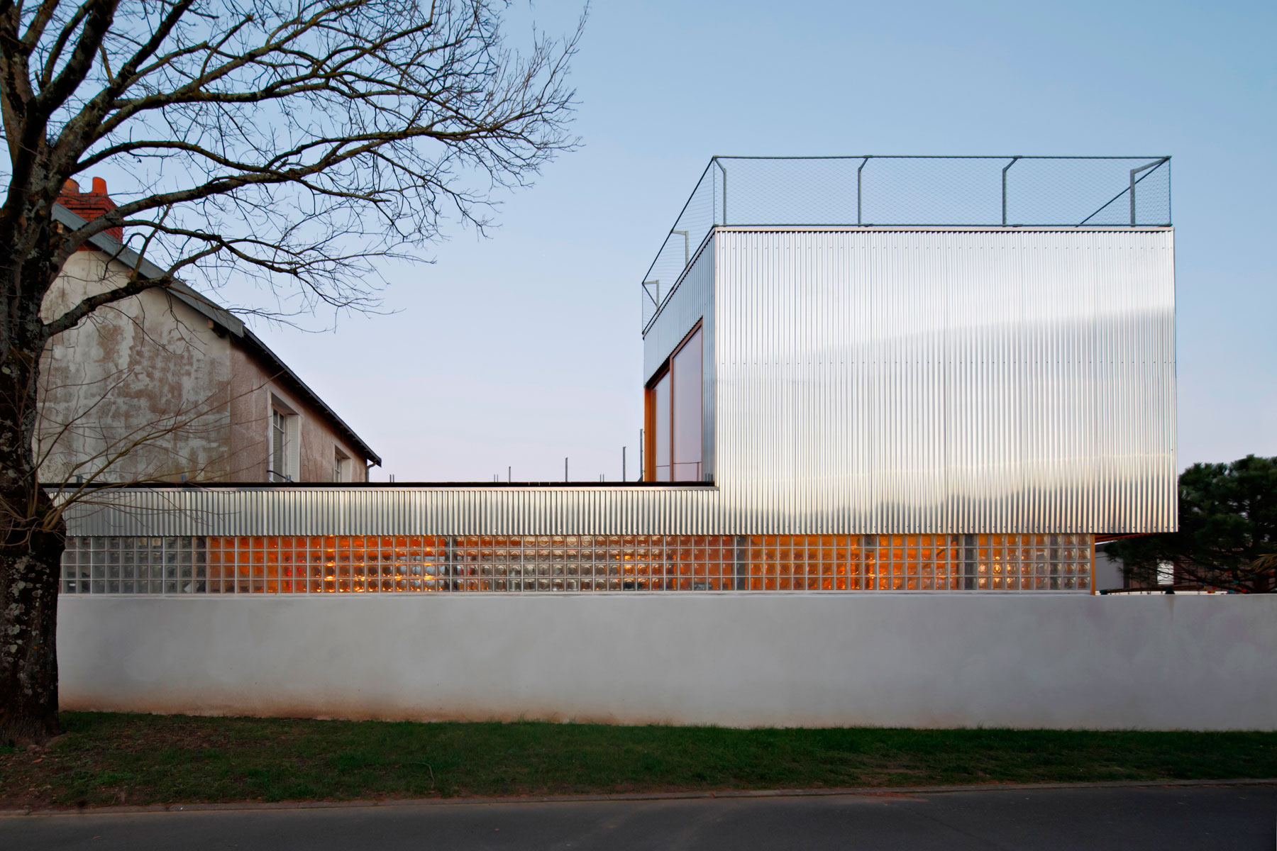 An Elegant and Beautiful House with Metal Walls and a Sloping Roof Terrace in Nantes by Mabire Reich Architects (31)