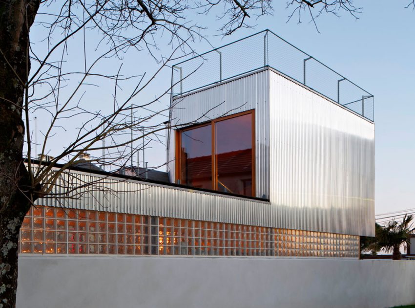 An Elegant and Beautiful House with Metal Walls and a Sloping Roof Terrace in Nantes by Mabire Reich Architects (32)