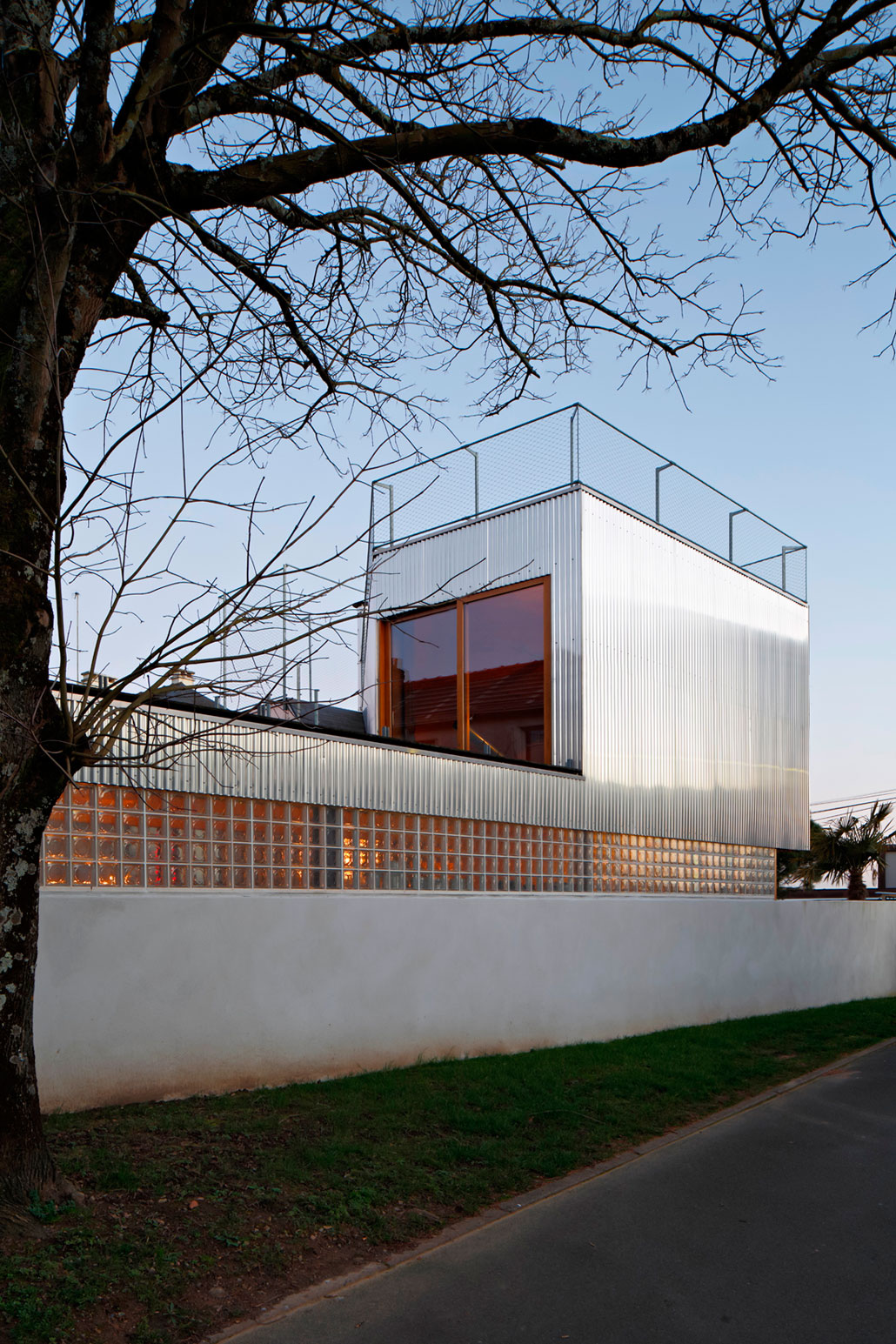 An Elegant and Beautiful House with Metal Walls and a Sloping Roof Terrace in Nantes by Mabire Reich Architects (32)