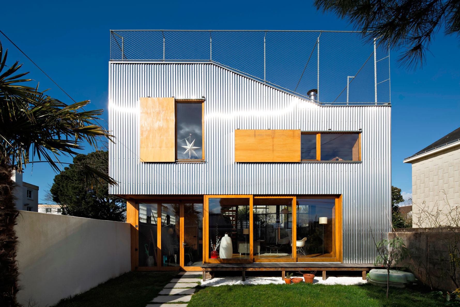 An Elegant and Beautiful House with Metal Walls and a Sloping Roof Terrace in Nantes by Mabire Reich Architects (4)