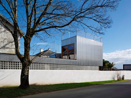 An Elegant and Beautiful House with Metal Walls and a Sloping Roof Terrace in Nantes by Mabire Reich Architects (6)