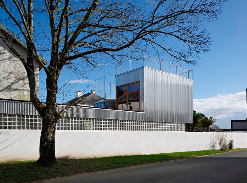 An Elegant and Beautiful House with Metal Walls and a Sloping Roof Terrace in Nantes by Mabire Reich Architects (6)