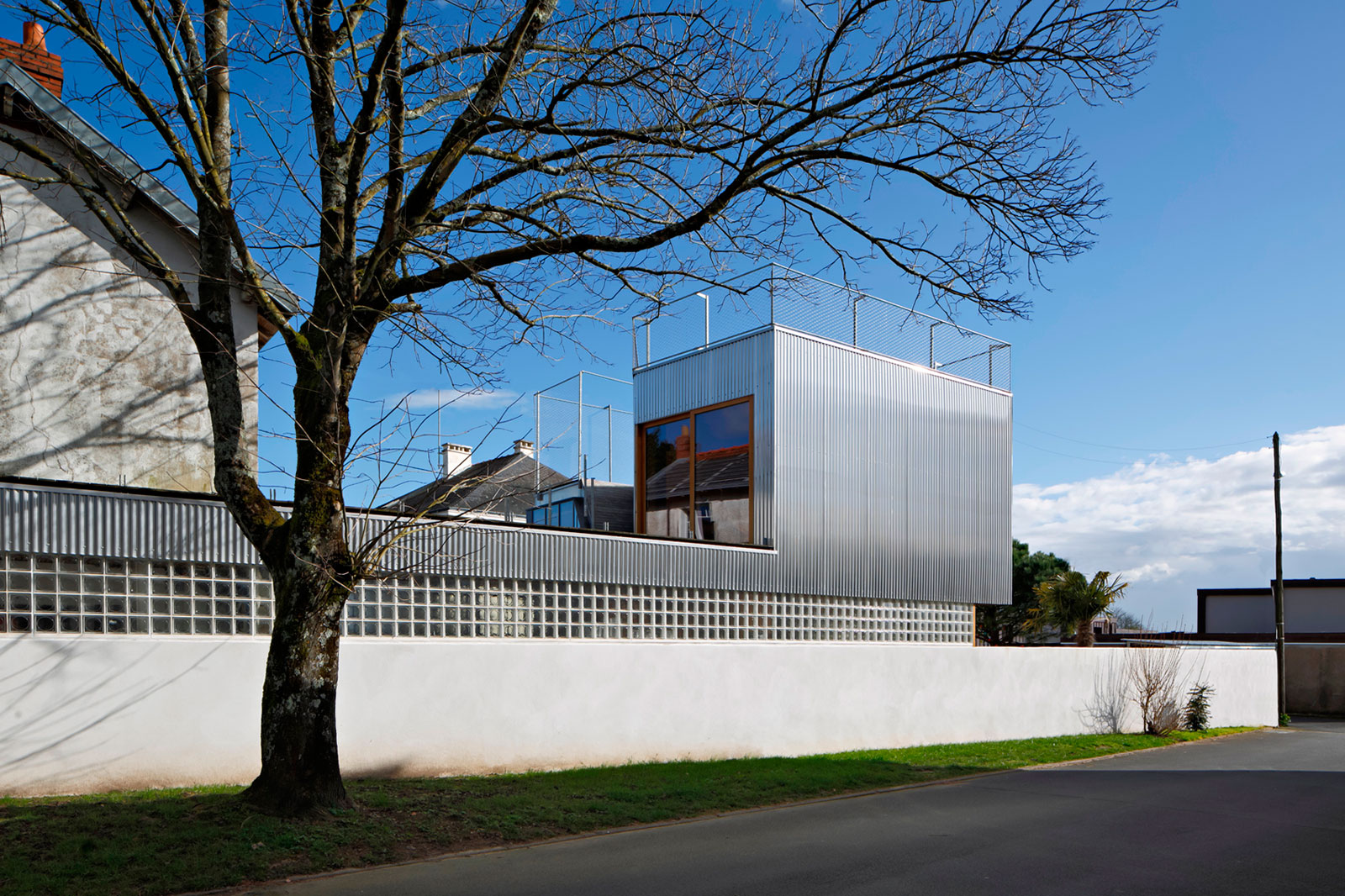 An Elegant and Beautiful House with Metal Walls and a Sloping Roof Terrace in Nantes by Mabire Reich Architects (6)