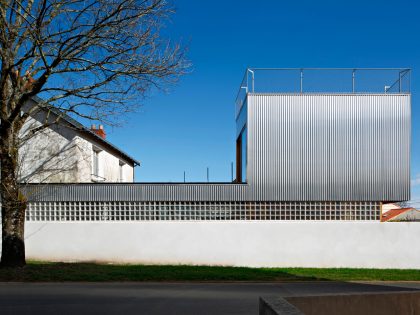 An Elegant and Beautiful House with Metal Walls and a Sloping Roof Terrace in Nantes by Mabire Reich Architects (7)
