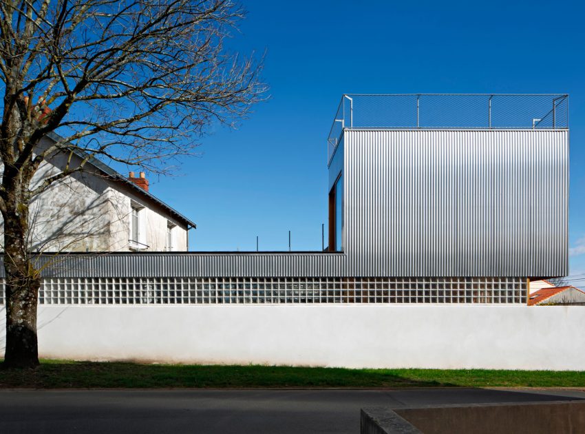 An Elegant and Beautiful House with Metal Walls and a Sloping Roof Terrace in Nantes by Mabire Reich Architects (7)