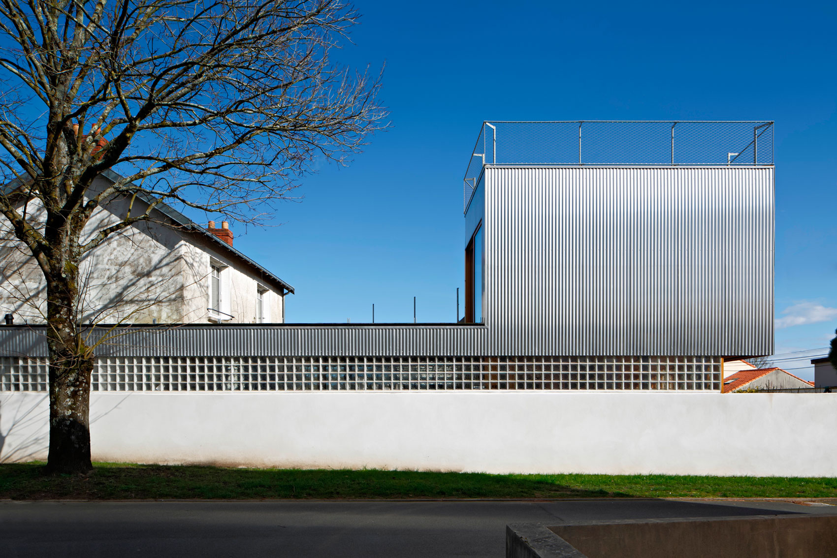 An Elegant and Beautiful House with Metal Walls and a Sloping Roof Terrace in Nantes by Mabire Reich Architects (7)