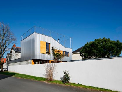 An Elegant and Beautiful House with Metal Walls and a Sloping Roof Terrace in Nantes by Mabire Reich Architects (8)