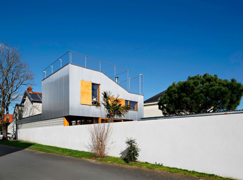An Elegant and Beautiful House with Metal Walls and a Sloping Roof Terrace in Nantes by Mabire Reich Architects (8)