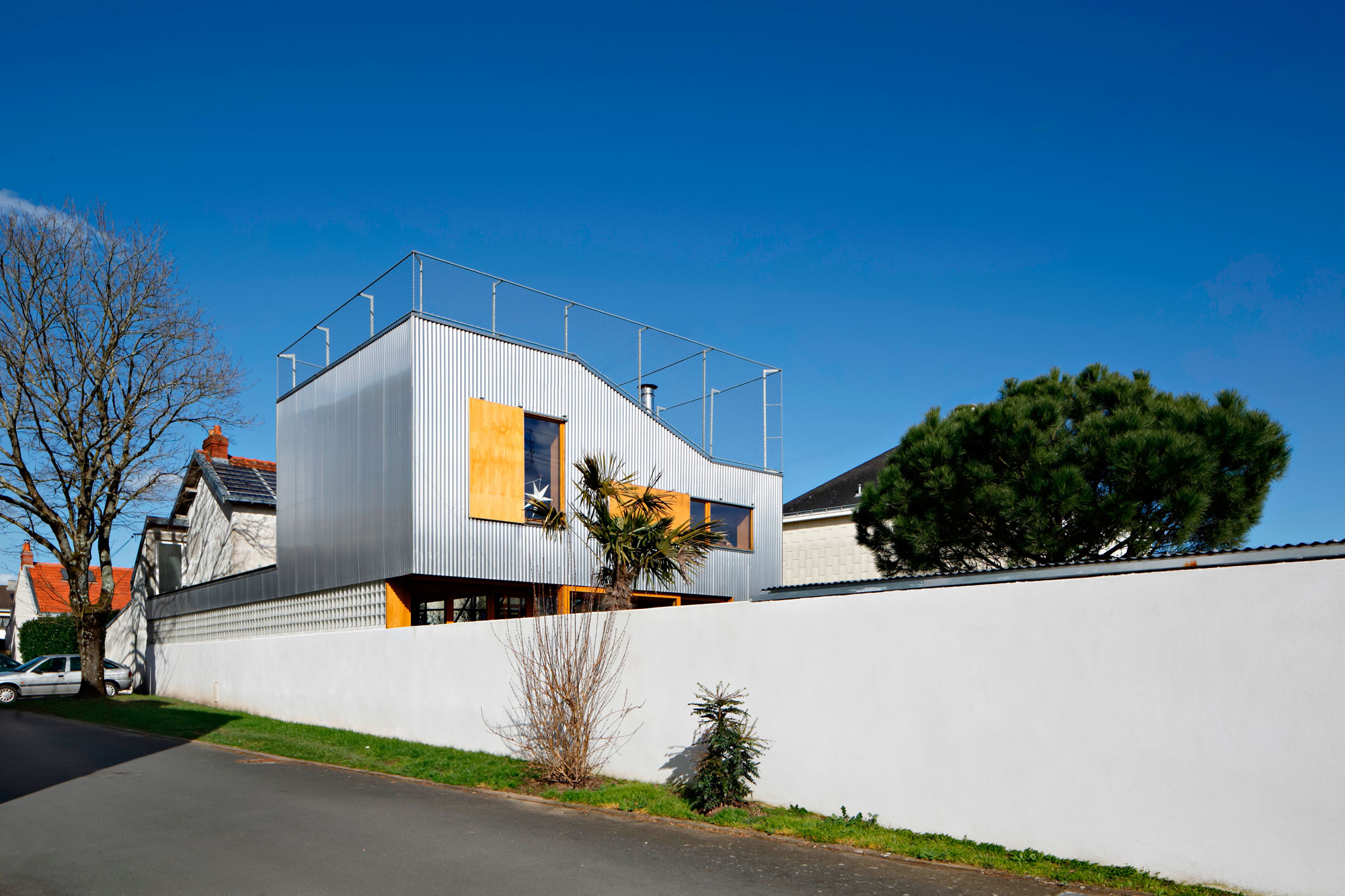 An Elegant and Beautiful House with Metal Walls and a Sloping Roof Terrace in Nantes by Mabire Reich Architects (8)