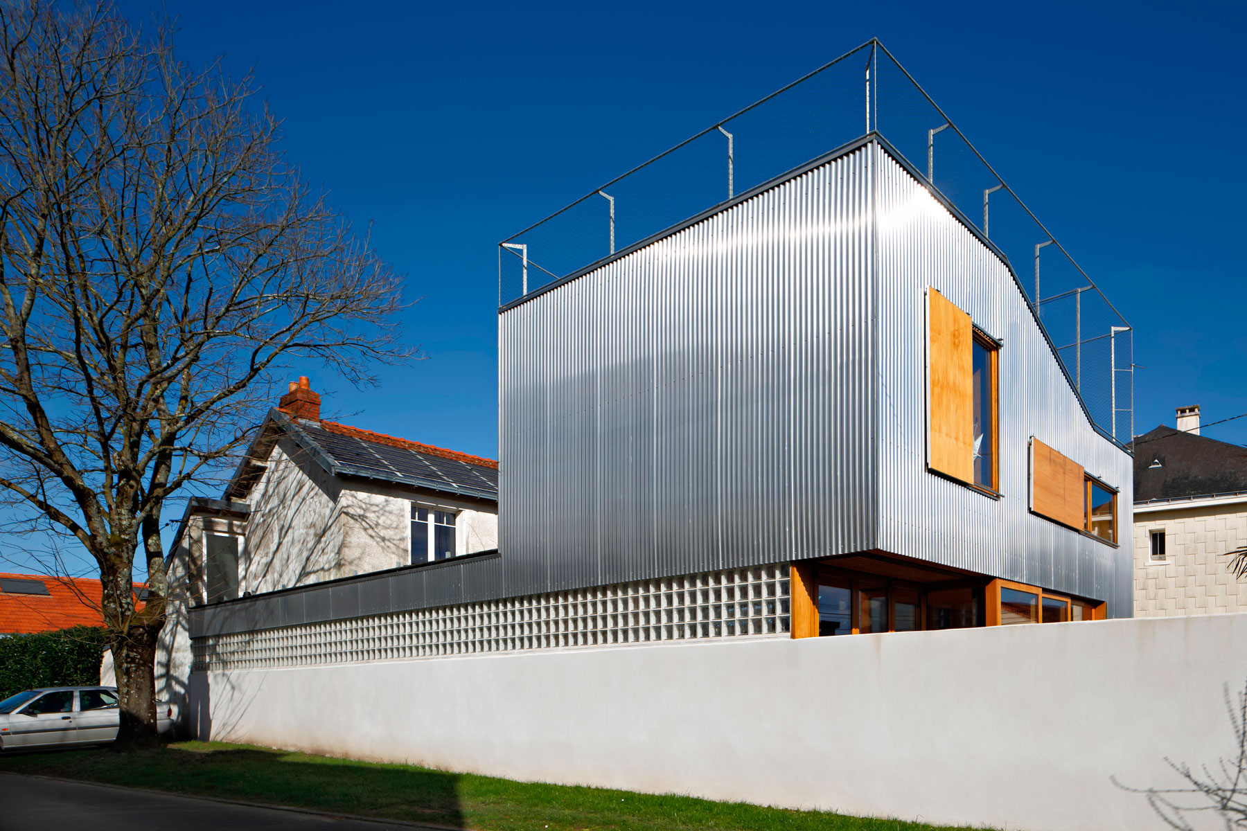 An Elegant and Beautiful House with Metal Walls and a Sloping Roof Terrace in Nantes by Mabire Reich Architects (9)