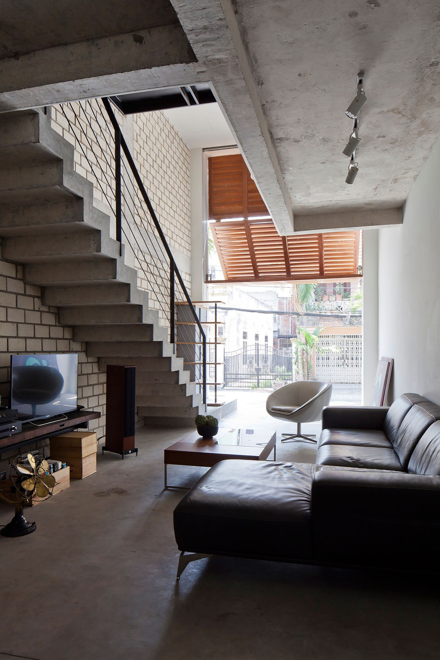 An Elegant and Light-Filled Modern Townhouse with a Folding-Up Shutter in Ho Chi Minh by MM++ architects (8)