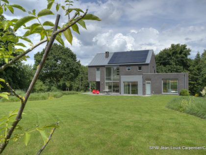 An Energy-Efficient Contemporary Home with Comfortable Interior Flow in Feluy, Belgium by Bureau 2G (3)