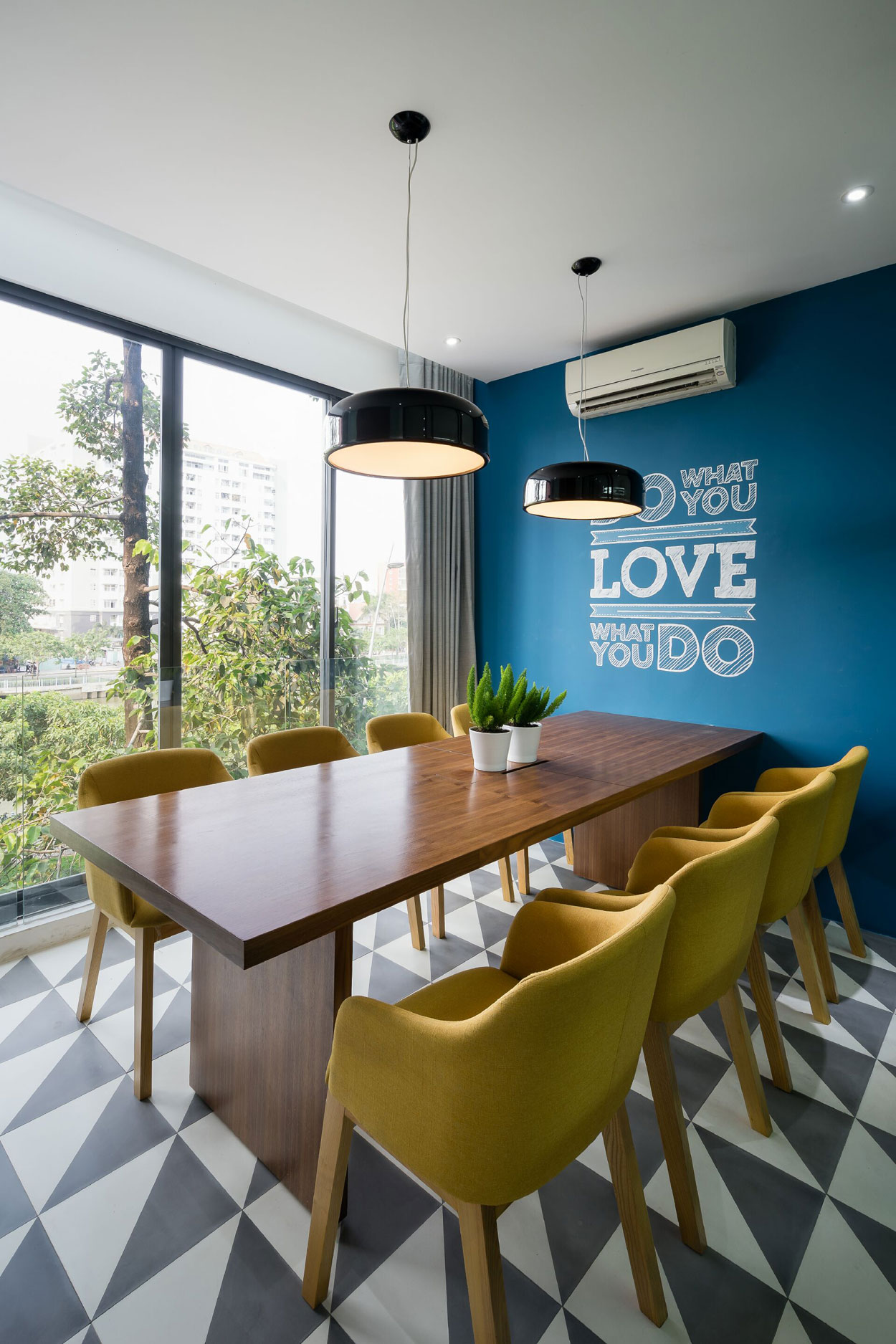 An Exquisite Contemporary Home with Beautiful and Strong Character in Ho Chi Minh City by GEMA (10)