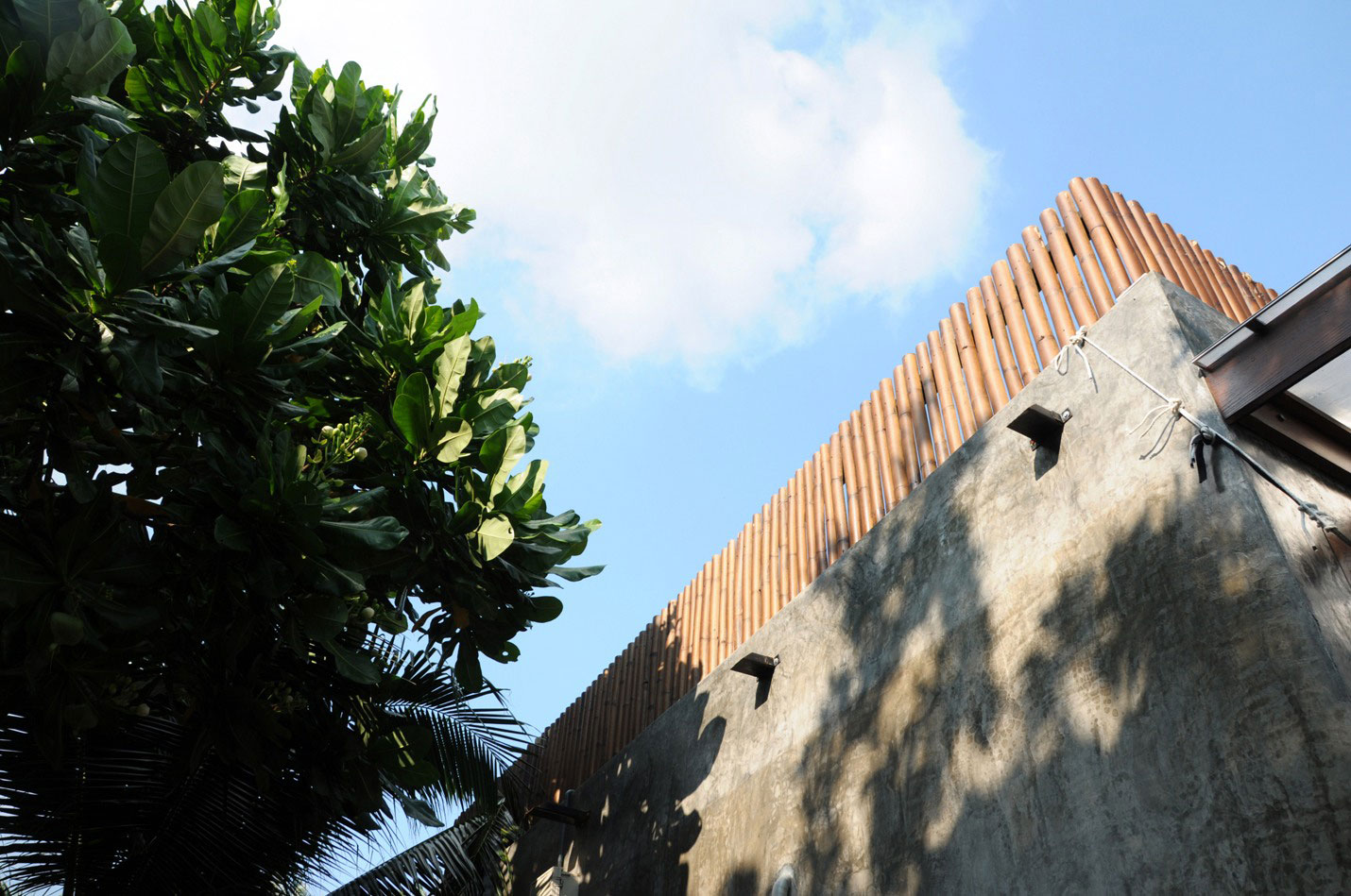 An Exquisite House with Modern Concrete Flat Roof and Wood Elements in Ko Samui, Thailand by NPDA Studio (2)