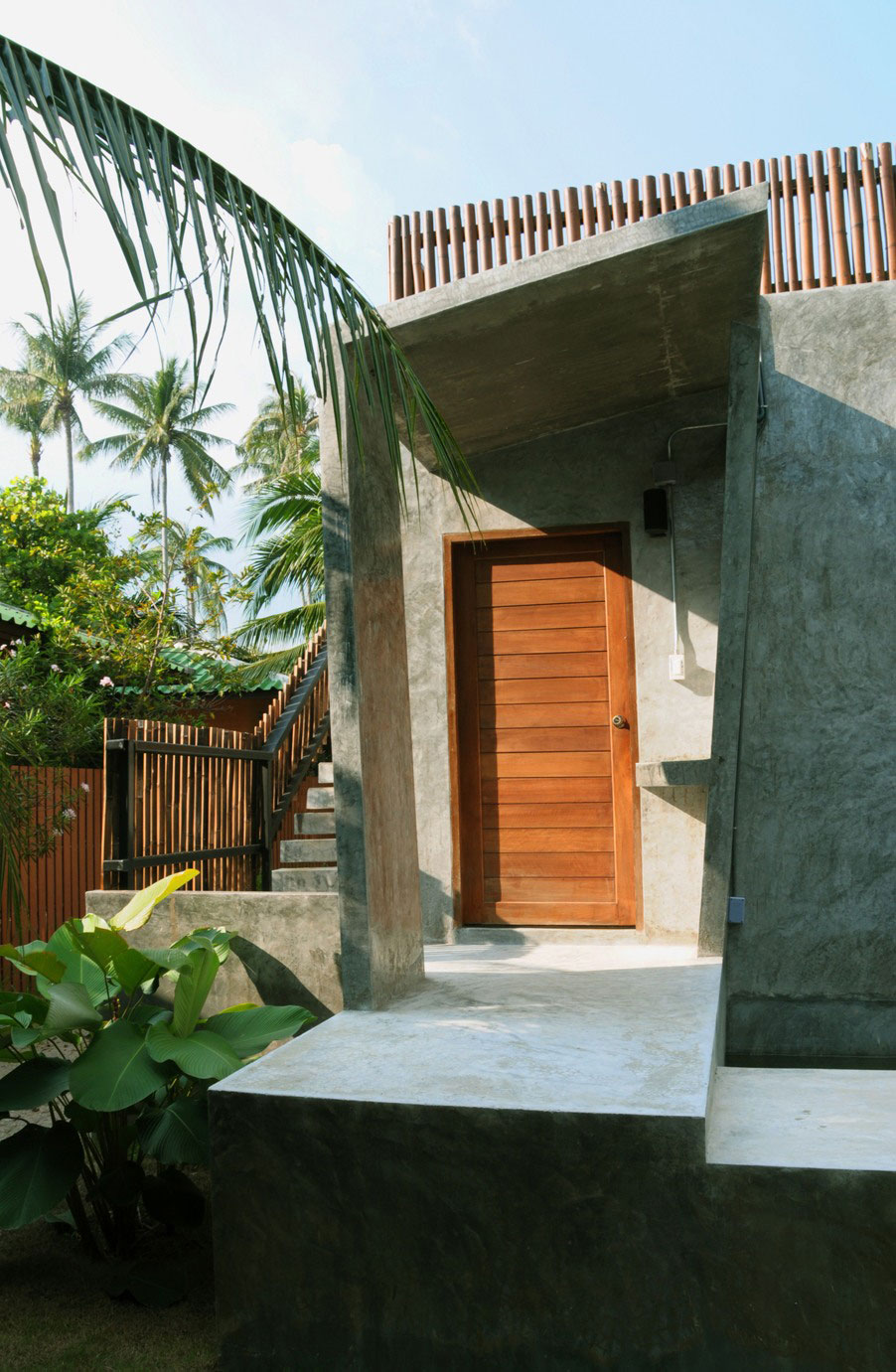 An Exquisite House with Modern Concrete Flat Roof and Wood Elements in Ko Samui, Thailand by NPDA Studio (6)