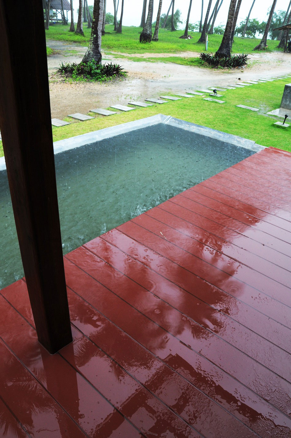 An Exquisite House with Modern Concrete Flat Roof and Wood Elements in Ko Samui, Thailand by NPDA Studio (7)