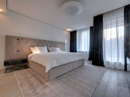 An Exquisite Modern Apartment with Light and Luxury Interiors in Berlin by Philippe Starck & SWISS PROPERTY (14)