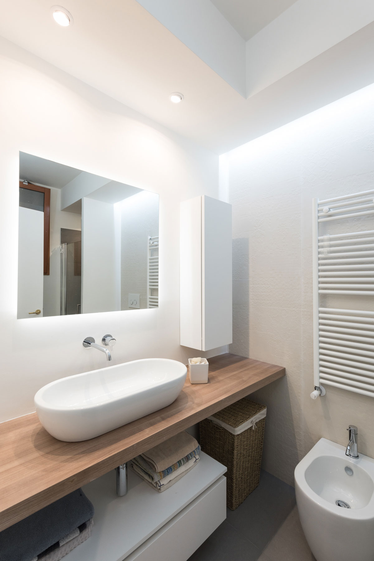 An Old Apartment Turned into a Small Contemporary Home in Rome, Italy by Zero6studio (15)