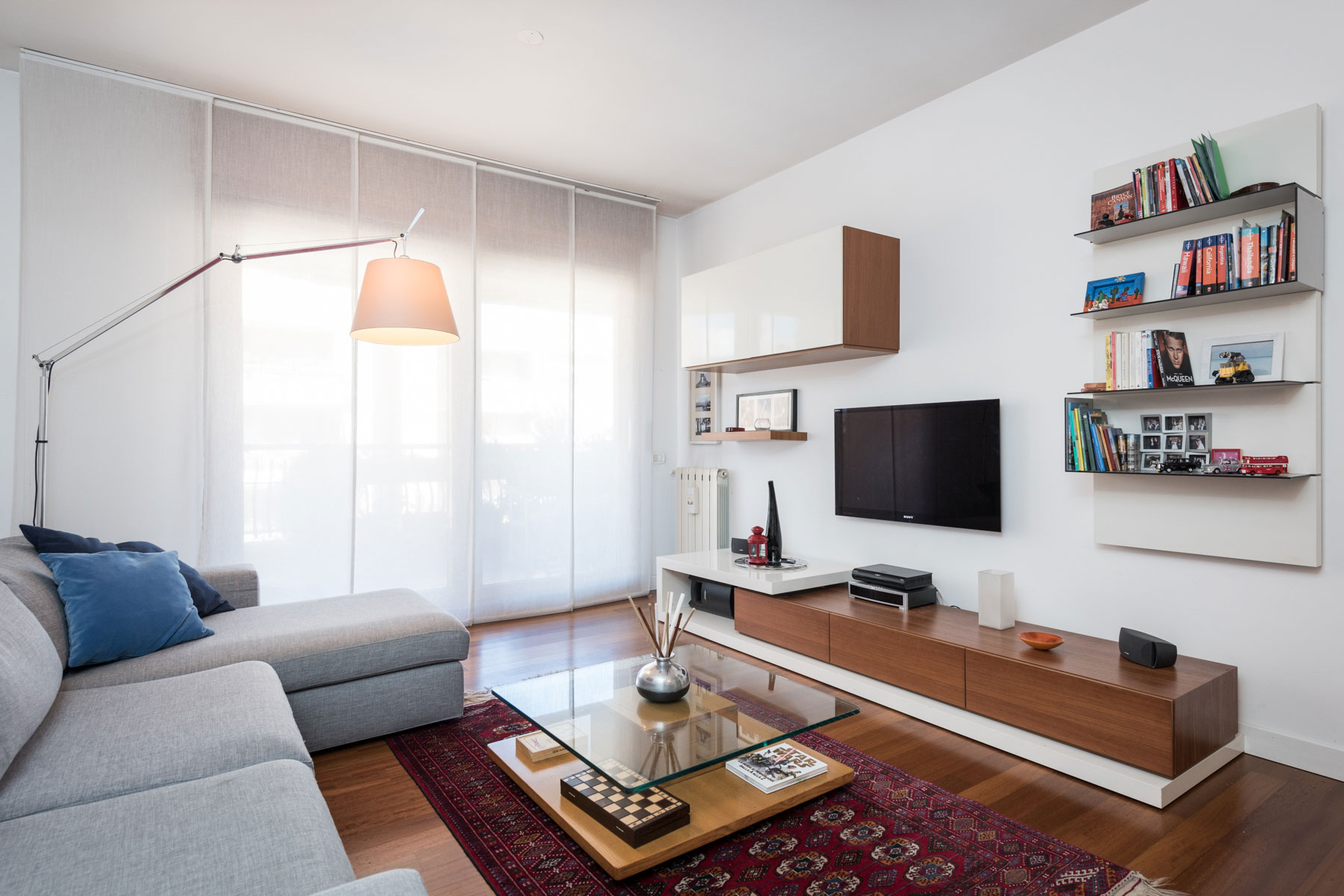 An Old Apartment Turned into a Small Contemporary Home in Rome, Italy by Zero6studio (4)