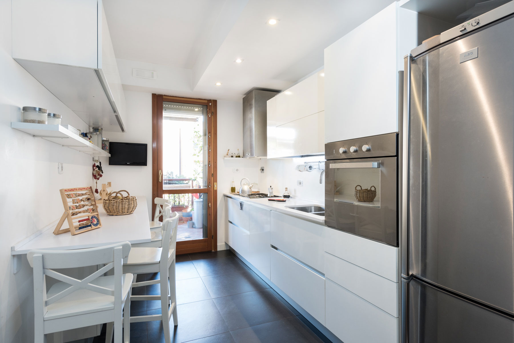An Old Apartment Turned into a Small Contemporary Home in Rome, Italy by Zero6studio (6)