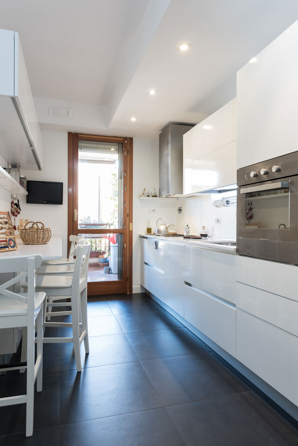 An Old Apartment Turned into a Small Contemporary Home in Rome, Italy by Zero6studio (7)