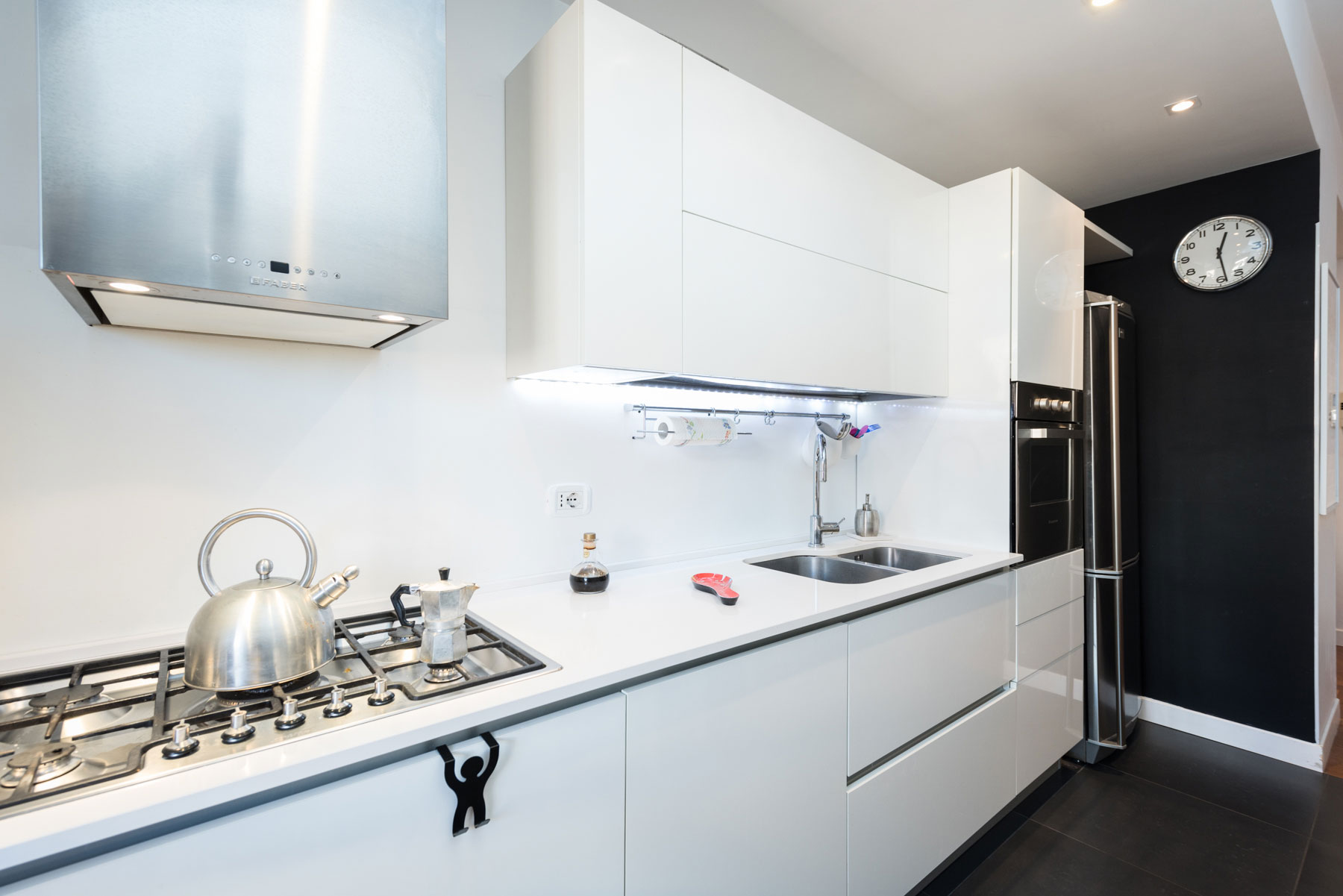 An Old Apartment Turned into a Small Contemporary Home in Rome, Italy by Zero6studio (9)