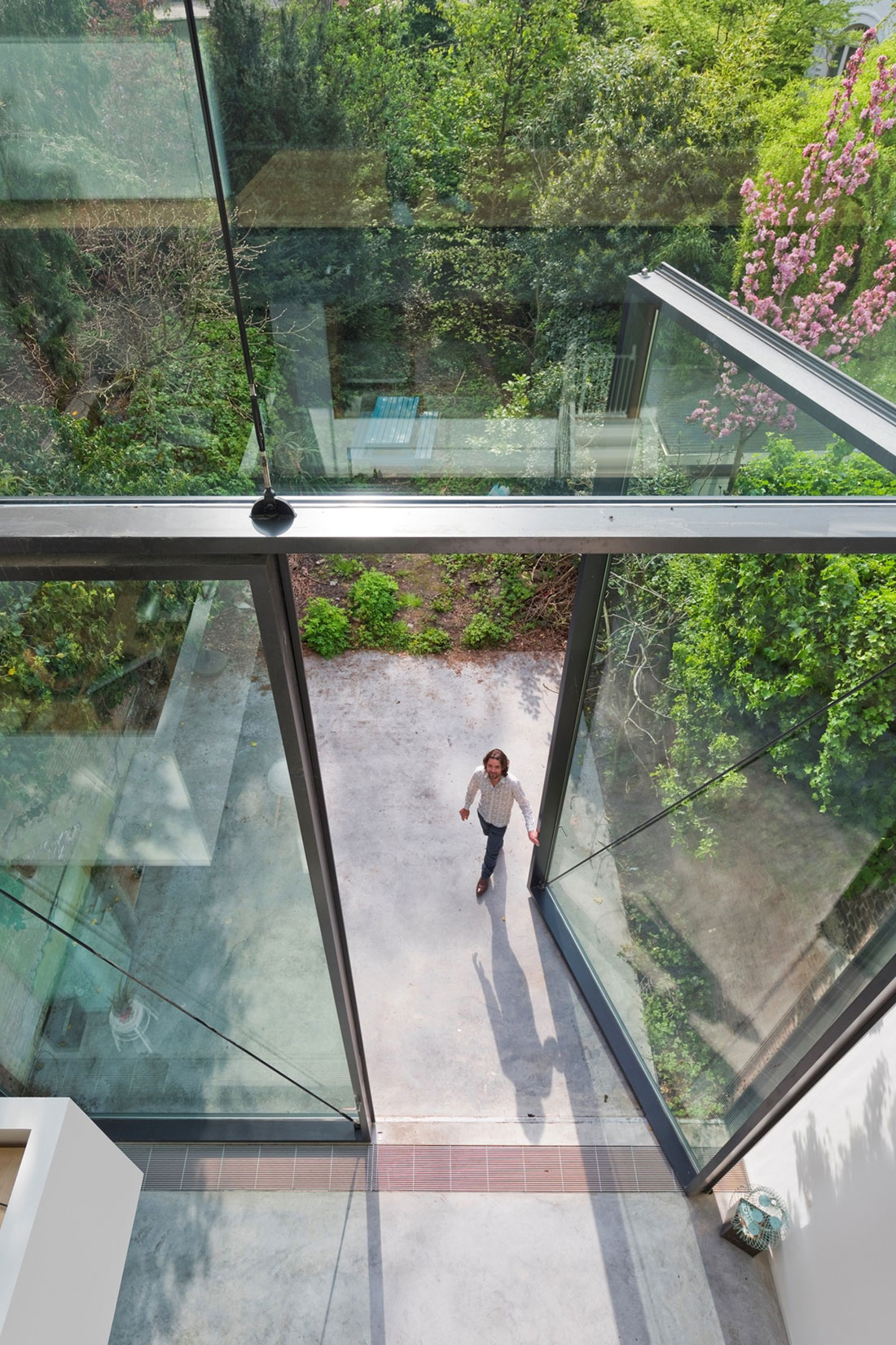 An Old Townhouse Turned into a Luminous and Flexible Modern Home in Antwerp by Sculp[IT] (12)