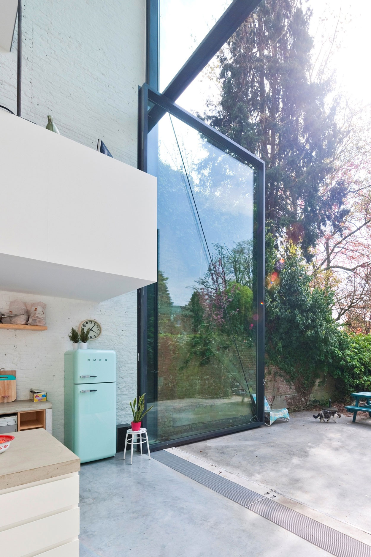 An Old Townhouse Turned into a Luminous and Flexible Modern Home in Antwerp by Sculp[IT] (14)