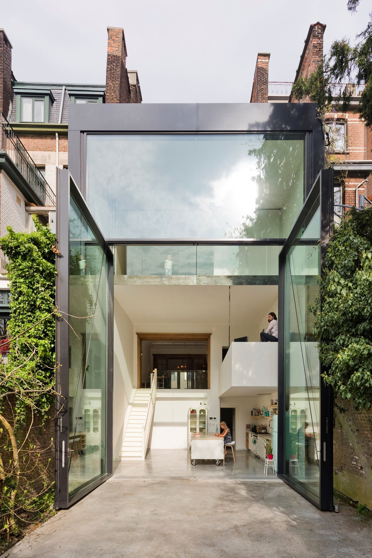 An Old Townhouse Turned into a Luminous and Flexible Modern Home in Antwerp by Sculp[IT] (2)