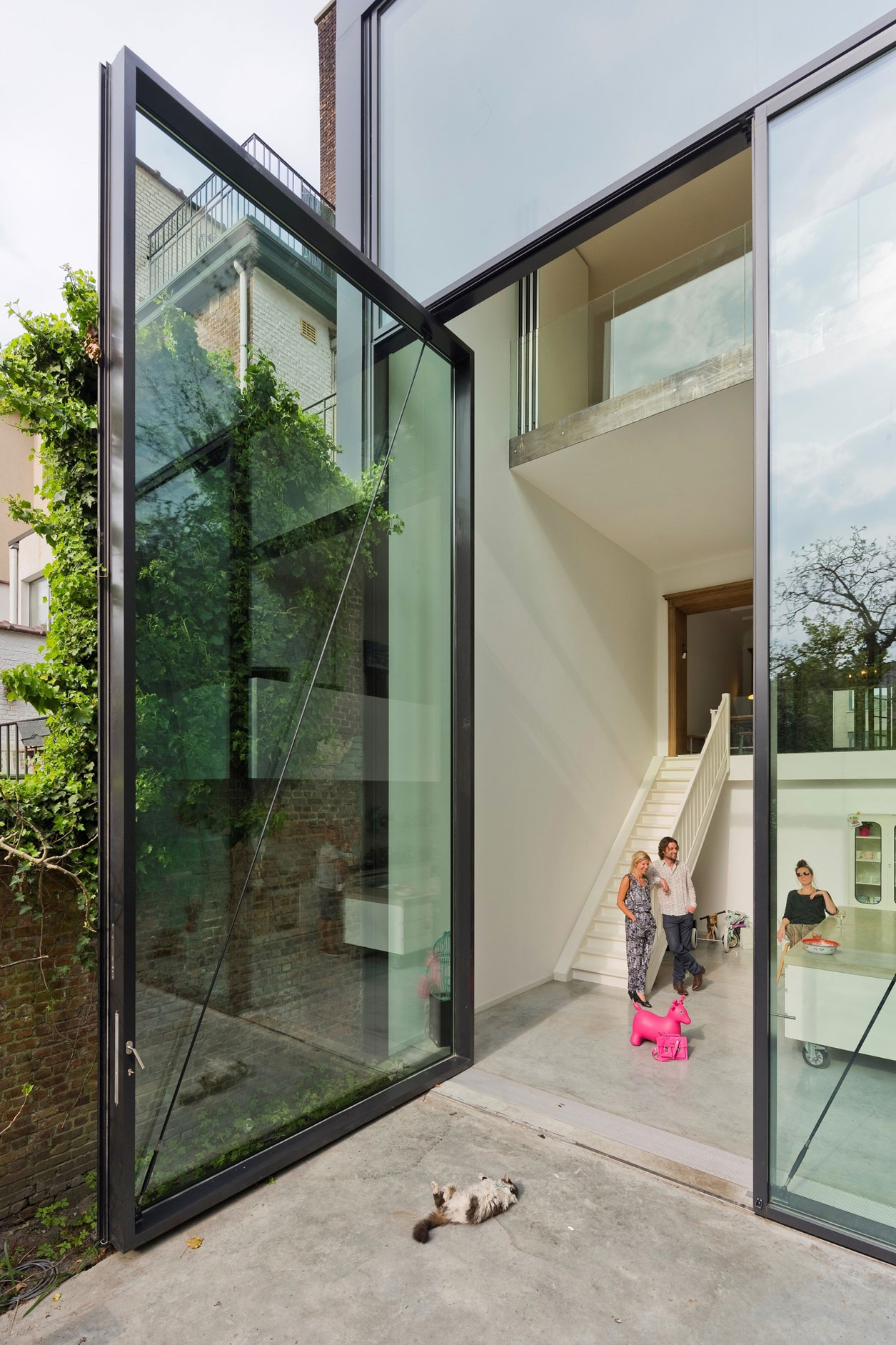 An Old Townhouse Turned into a Luminous and Flexible Modern Home in Antwerp by Sculp[IT] (4)