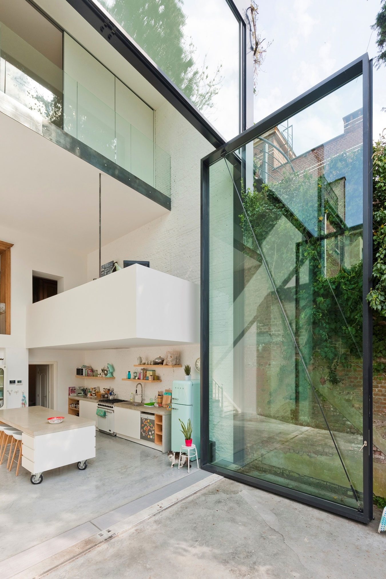 An Old Townhouse Turned into a Luminous and Flexible Modern Home in Antwerp by Sculp[IT] (5)