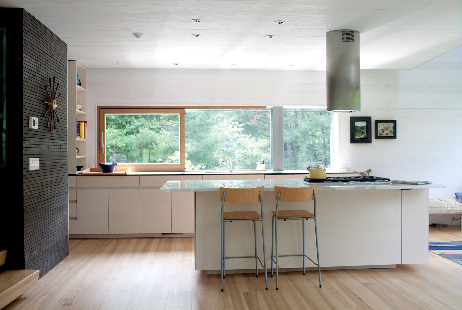 An Old Train Station Turned into an Elegant Contemporary Home in Rural Connecticut by Gray Organschi Architecture (19)