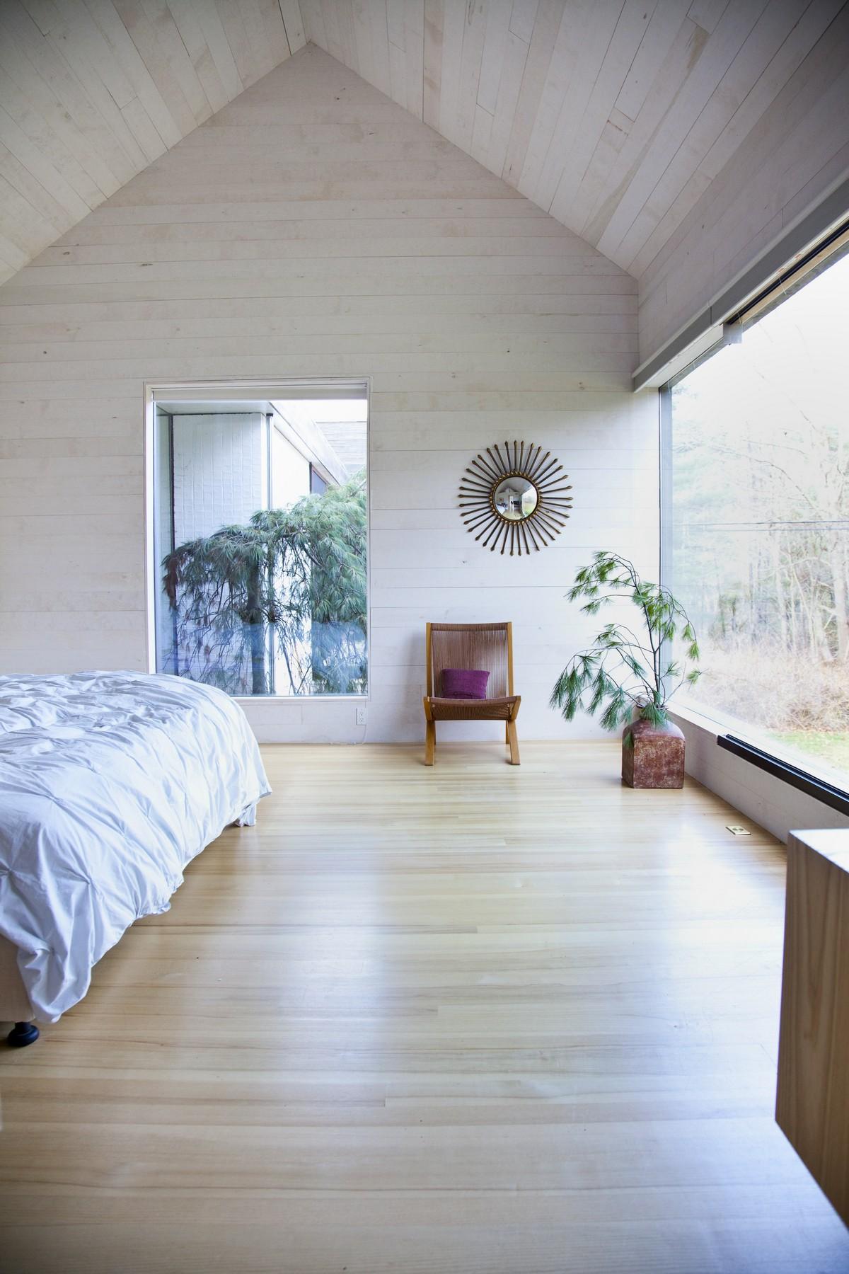 An Old Train Station Turned into an Elegant Contemporary Home in Rural Connecticut by Gray Organschi Architecture (28)