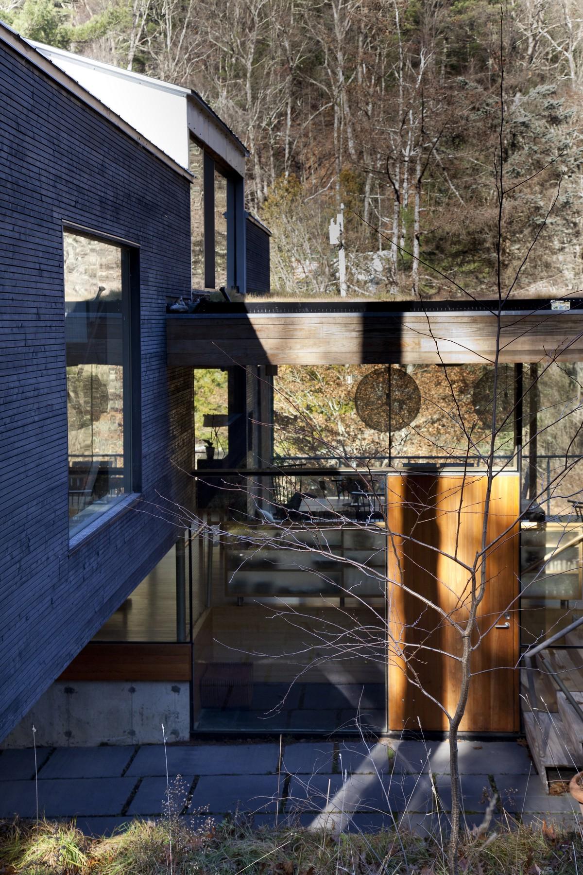 An Old Train Station Turned into an Elegant Contemporary Home in Rural Connecticut by Gray Organschi Architecture (7)