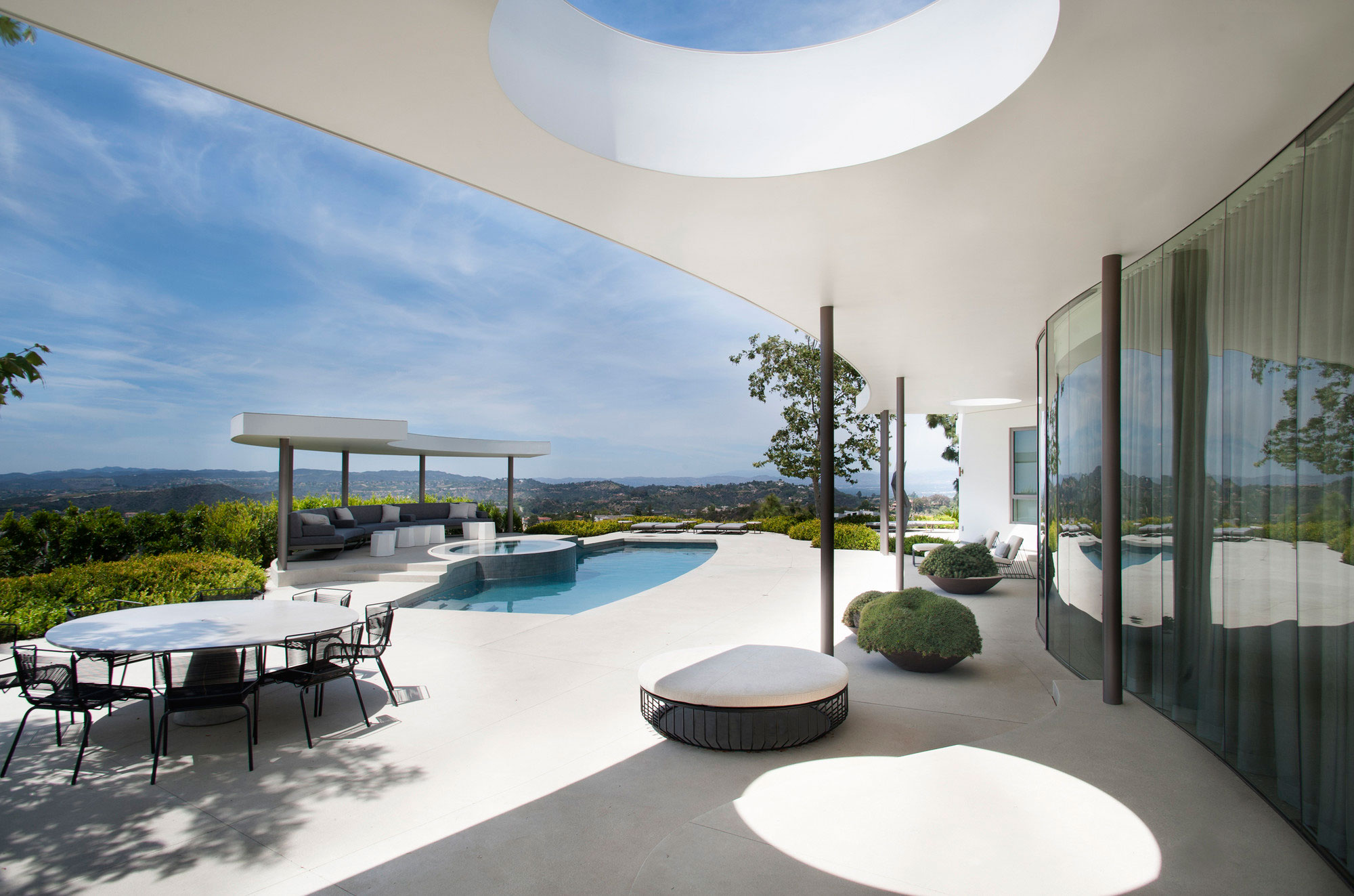 An Open and Airy Contemporary Home with Luminous Interiors in Beverly Hills by Dennis Gibbens Architects (2)