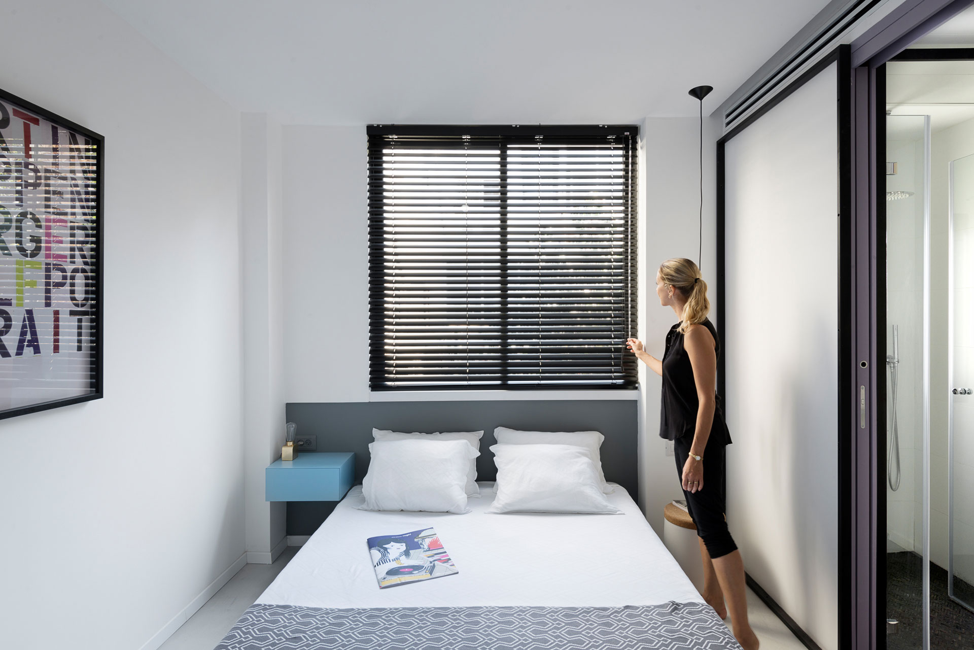 A Small Modern Apartment with Warm and Vibrant Decor in Tel Aviv by Maayan Zusman Interior Design (12)