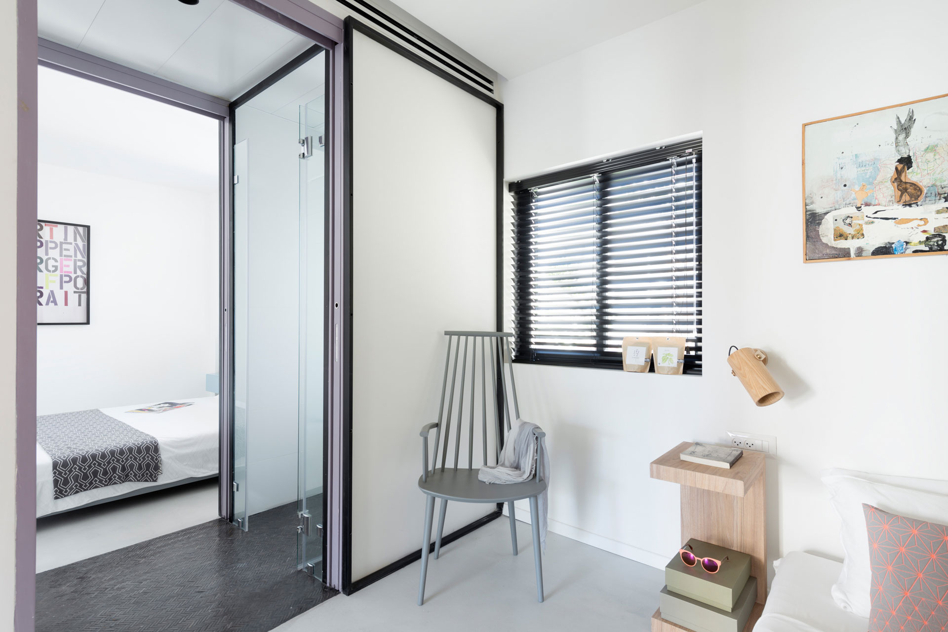 A Small Modern Apartment with Warm and Vibrant Decor in Tel Aviv by Maayan Zusman Interior Design (13)