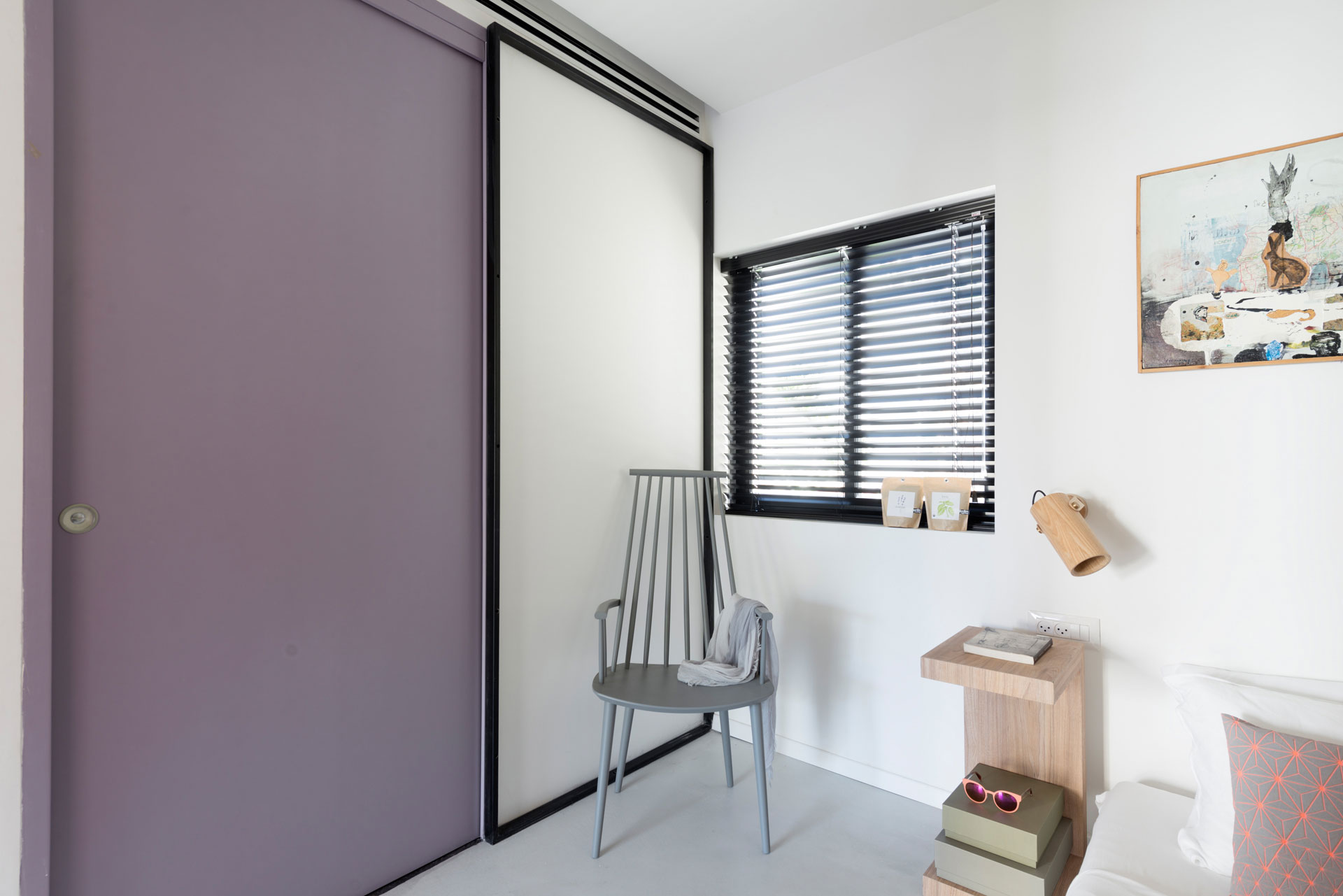 A Small Modern Apartment with Warm and Vibrant Decor in Tel Aviv by Maayan Zusman Interior Design (14)