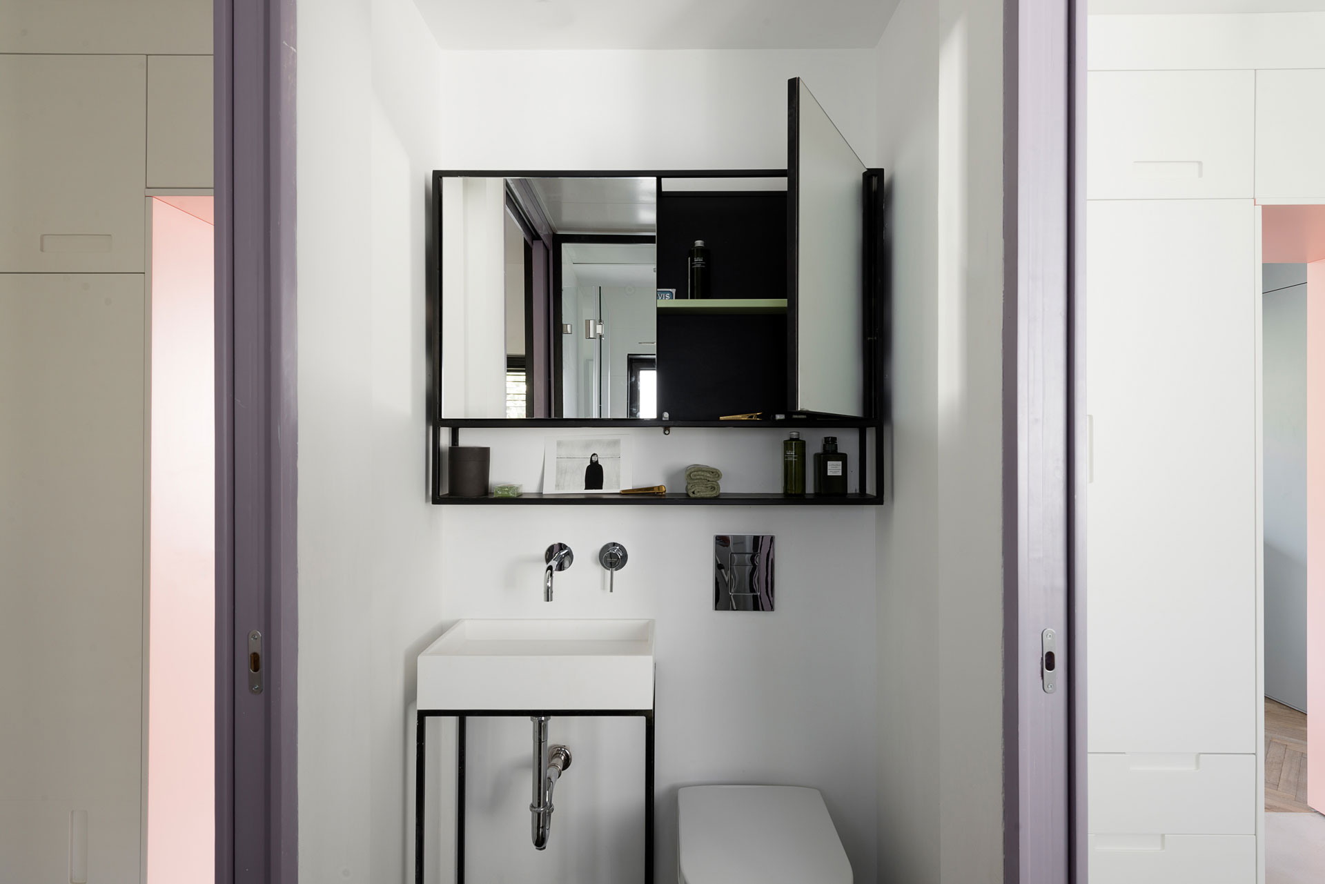 A Small Modern Apartment with Warm and Vibrant Decor in Tel Aviv by Maayan Zusman Interior Design (17)