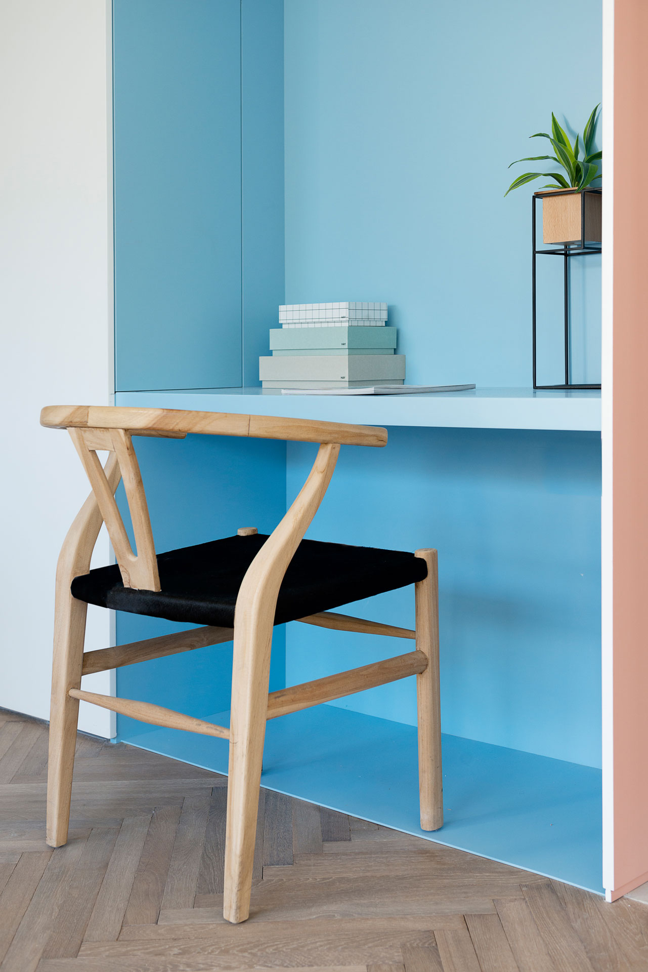 A Small Modern Apartment with Warm and Vibrant Decor in Tel Aviv by Maayan Zusman Interior Design (19)