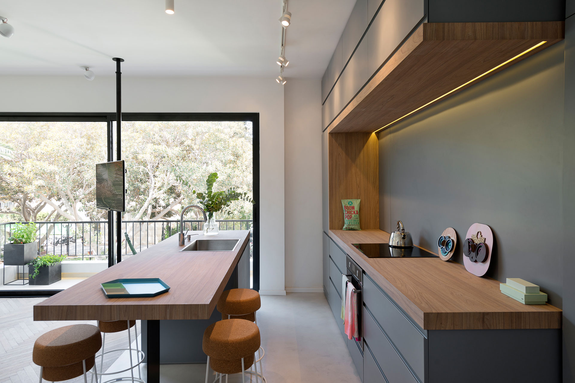 A Small Modern Apartment With Warm And Vibrant Decor In Tel Aviv 8