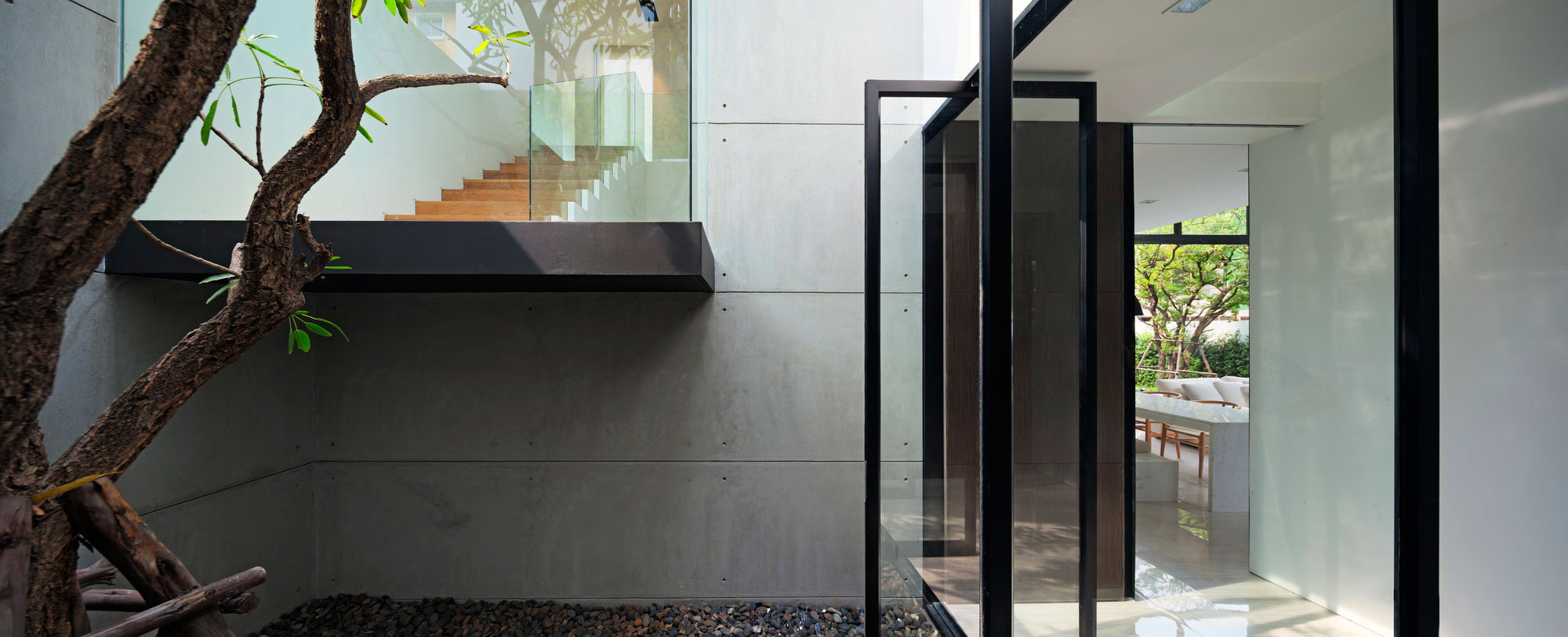 An Ultra-Modern Family Home with Spacious and Warm Interior in Bangkok by Ayutt and Associates Design (10)