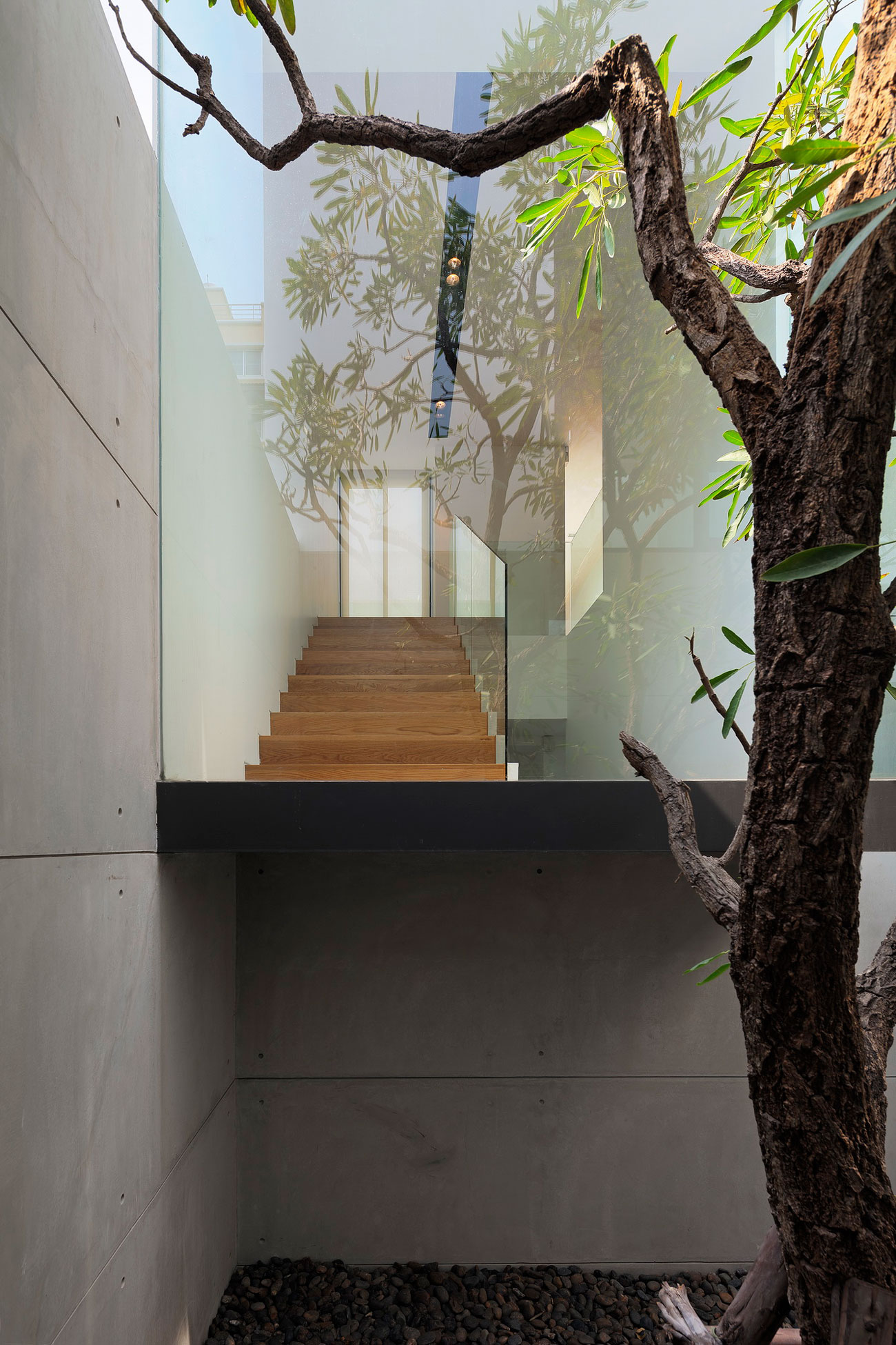 An Ultra-Modern Family Home with Spacious and Warm Interior in Bangkok by Ayutt and Associates Design (11)