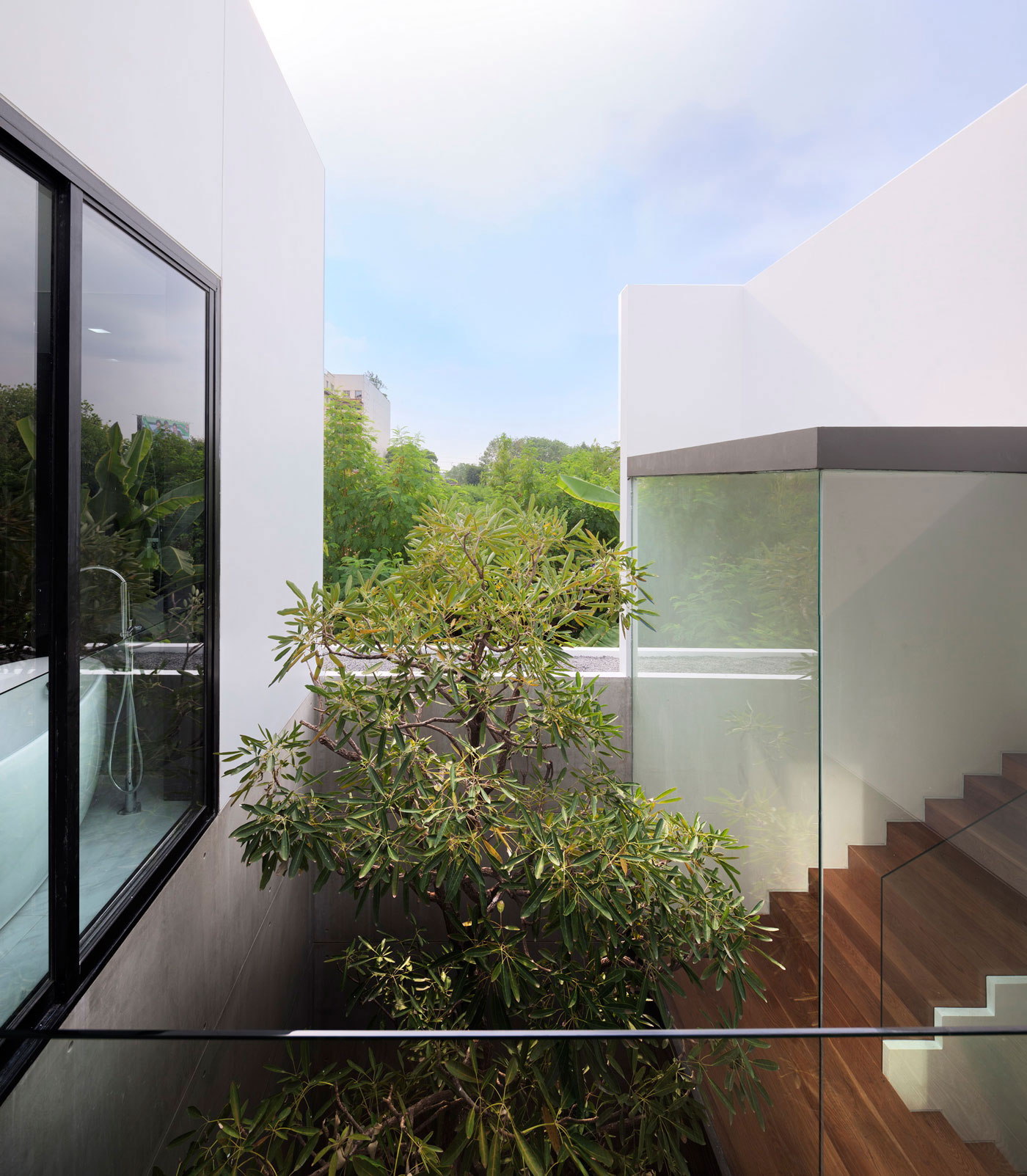 An Ultra-Modern Family Home with Spacious and Warm Interior in Bangkok by Ayutt and Associates Design (14)