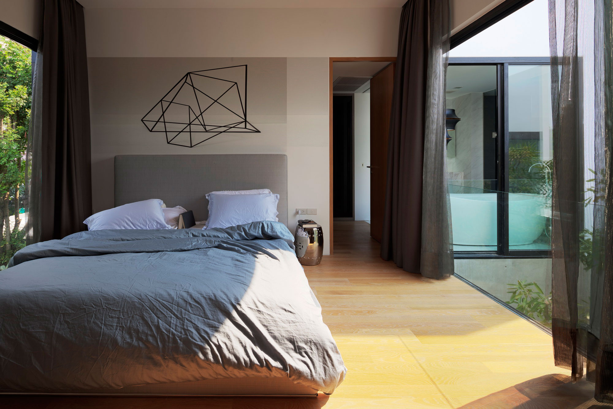An Ultra-Modern Family Home with Spacious and Warm Interior in Bangkok by Ayutt and Associates Design (17)