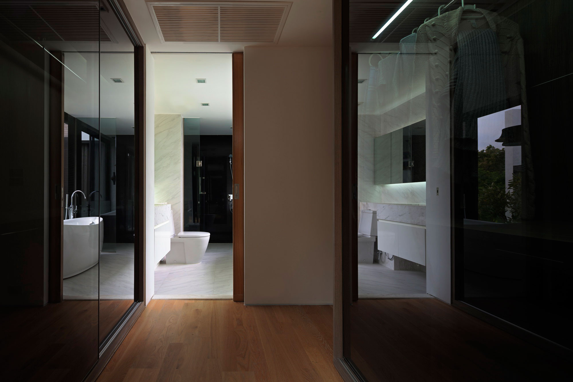 An Ultra-Modern Family Home with Spacious and Warm Interior in Bangkok by Ayutt and Associates Design (19)