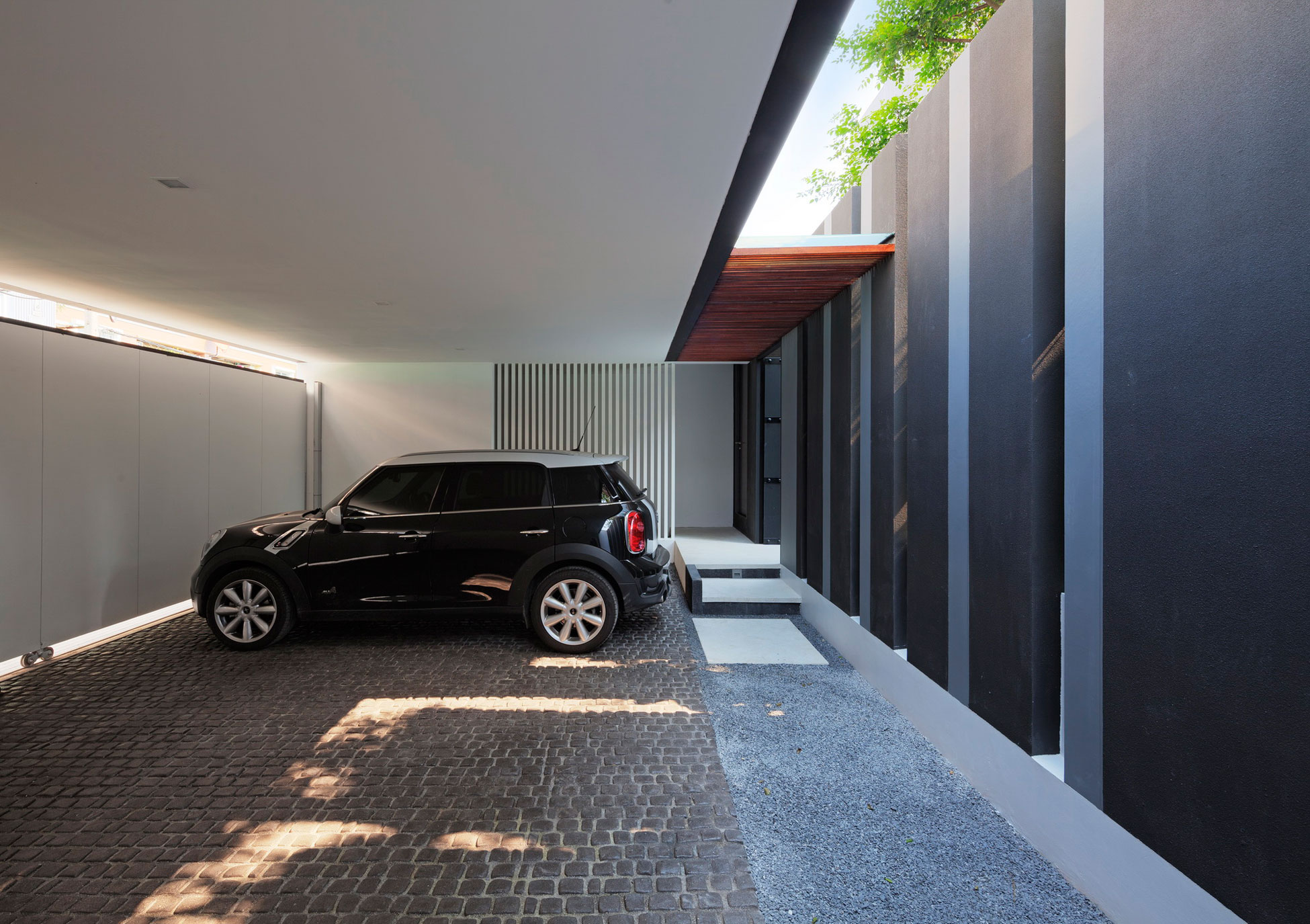 An Ultra-Modern Family Home with Spacious and Warm Interior in Bangkok by Ayutt and Associates Design (2)