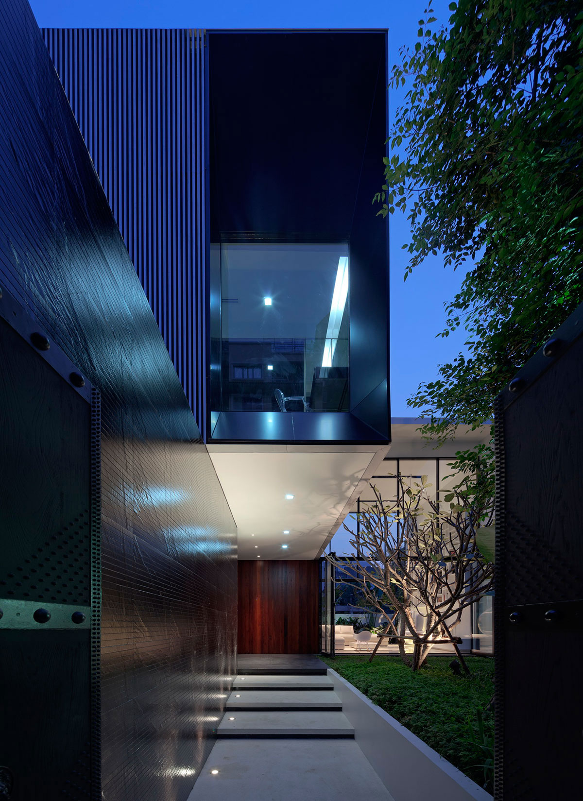 An Ultra-Modern Family Home with Spacious and Warm Interior in Bangkok by Ayutt and Associates Design (22)