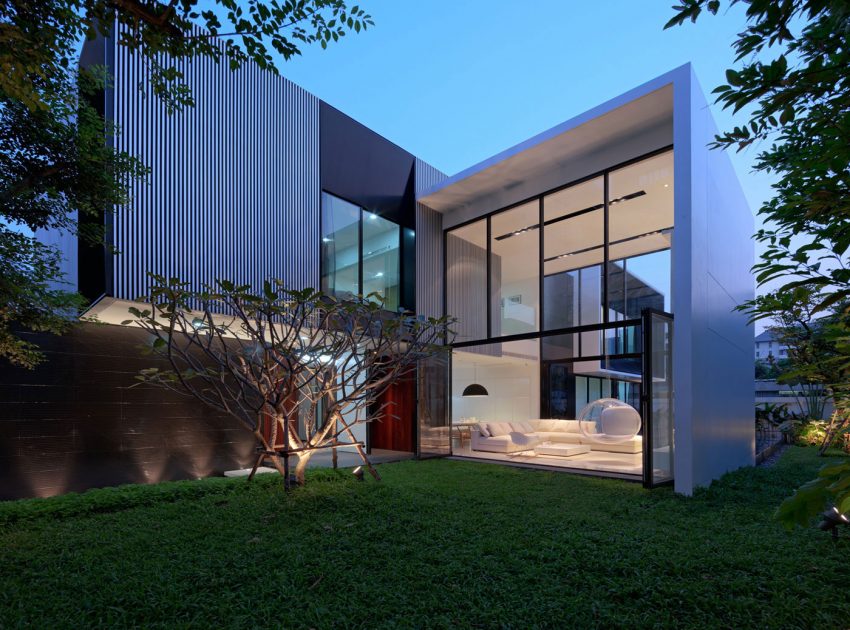 An Ultra-Modern Family Home with Spacious and Warm Interior in Bangkok by Ayutt and Associates Design (23)